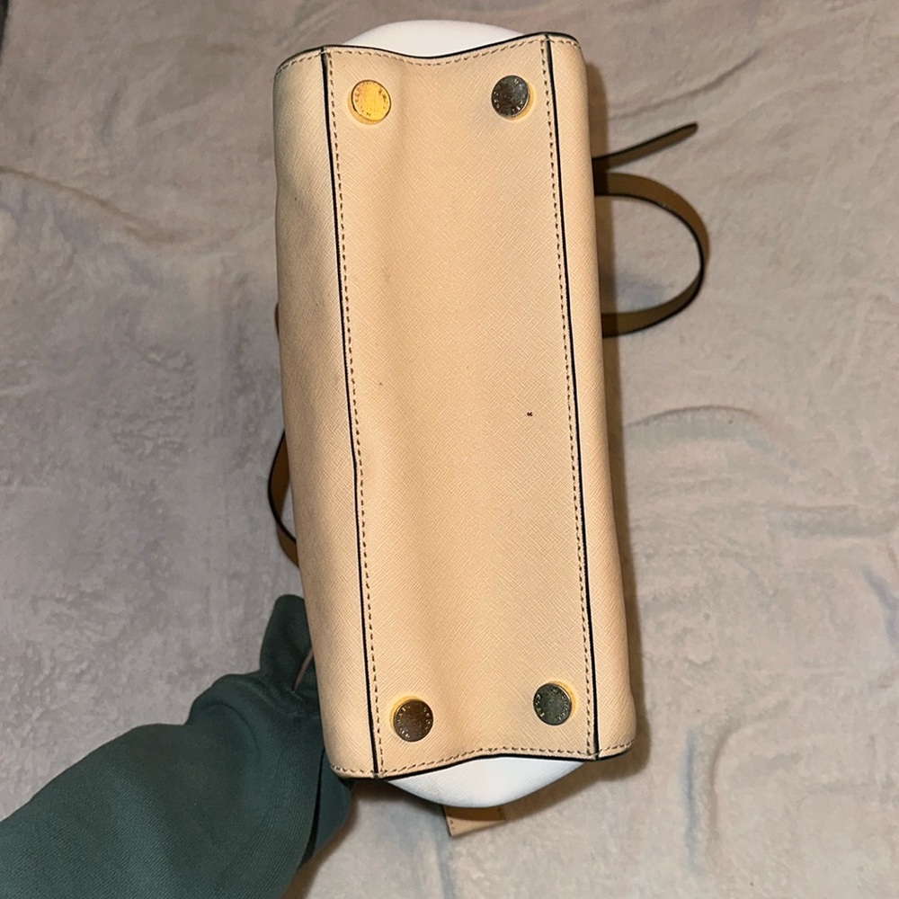 Michael Kors crossbody. - Picture 3 of 11